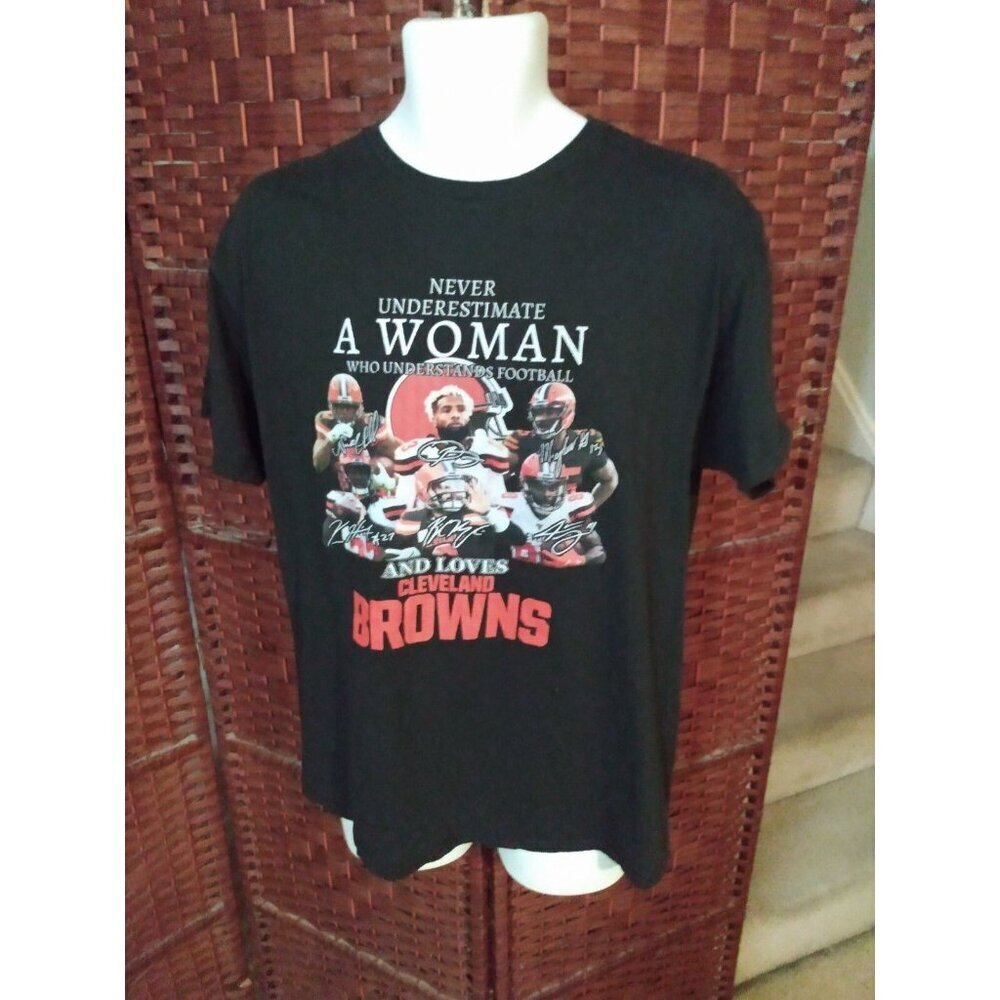 Never Underestimate A woman That Loves The Cleveland Browns T Shirt Large NFL